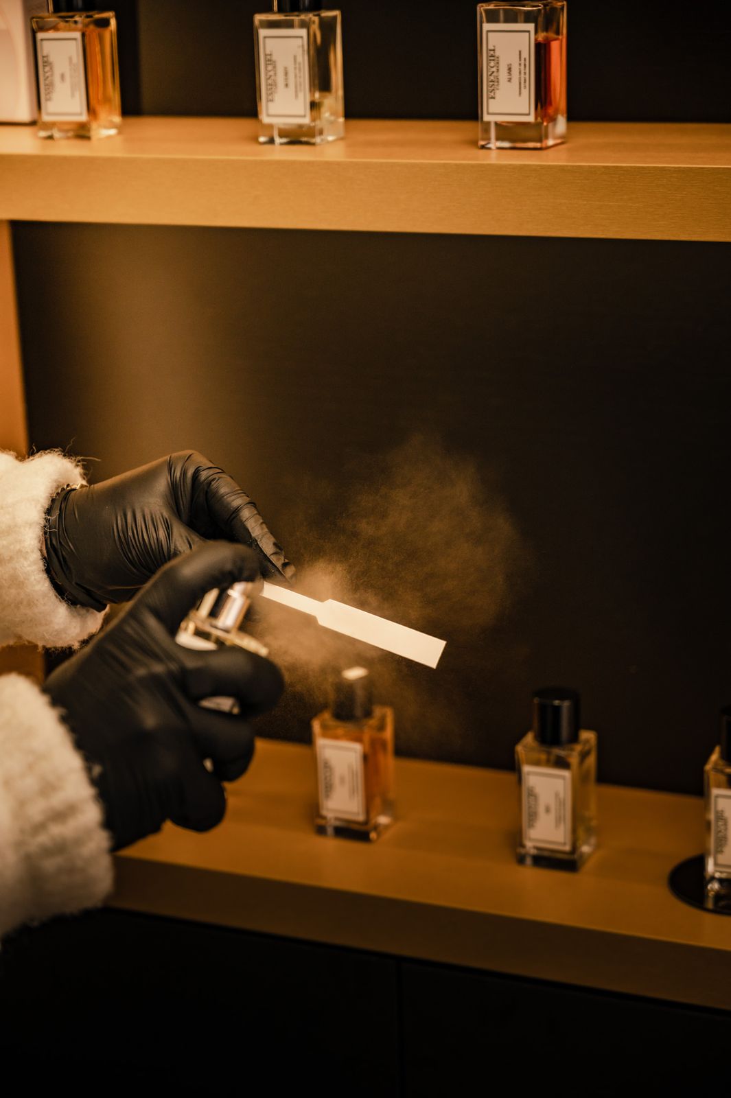 Un parfum vaporisé sur une touche